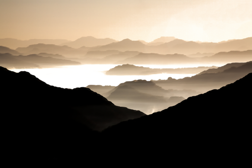 Lembah berkabut vektor silhouette