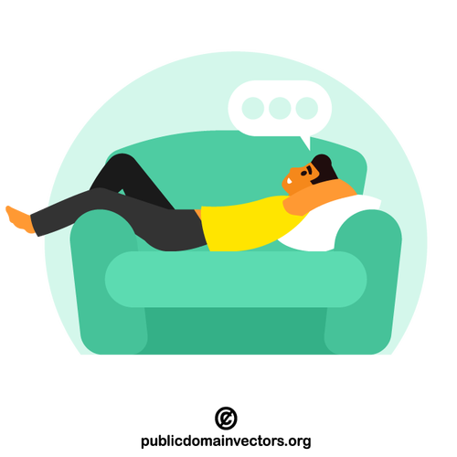 Ленивый парень лежит на диване