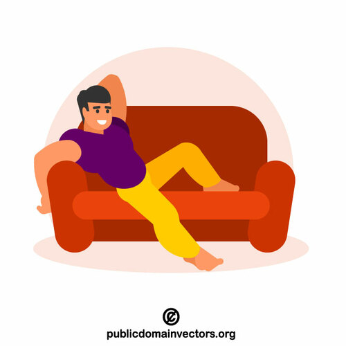 Homem relaxando em um sofá