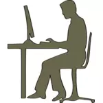 Silhuett av man sitter vid dator skrivbord vektor ClipArt