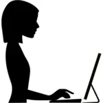 Silhuett vektorbild av kvinnliga att skriva på en dator