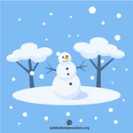 Om de zăpadă fericit în pădure