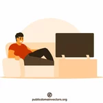 Мужчина сидит и смотрит телевизор