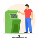 Мужчина снимает деньги в банкомате