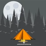 Палатка в сосновом лесу