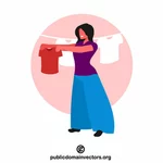 Žena visí čisté oblečení na laně