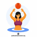 पानी में गेंद से खेल रही महिला