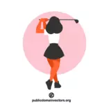 Frau schlägt einen Golfball
