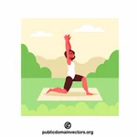 Frau praktiziert Yoga im Freien