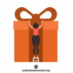 Женщина пытается открыть подарок