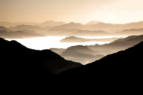 Lembah berkabut vektor silhouette