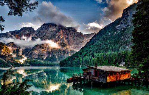 Lago calmo con una casa