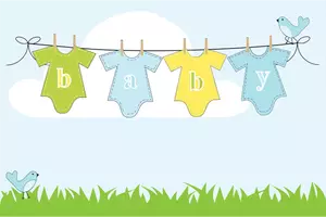 De kleren van de baby op een waslijn