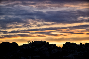 Personas en colina de la puesta del sol
