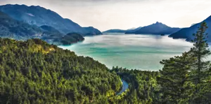 Panorama do Lago de montanha surreal