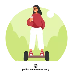 Jente på et hoverboard med en smarttelefon