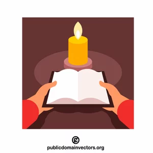 Libro abierto y una vela