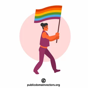 Transgender osoba držící duhovou vlajku
