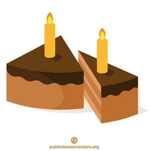 Tranches de gâteau avec des bougies