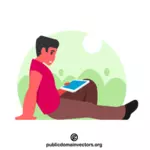 Mann som leser en bok på et nettbrett