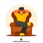 Homme se relaxant dans un fauteuil