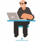 رجل أقدم يعمل على الكمبيوتر المحمول