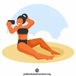 женщина делает селфи на пляже
