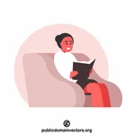 Avslappet kvinne som leser en bok