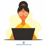 امرأة تعمل على جهاز كمبيوتر محمول